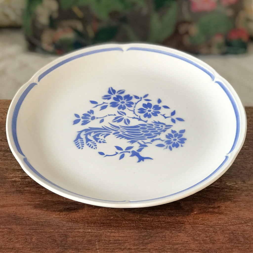 Assiette plate vintage en faïence de Moulin des Loups Orchies France décor Oiseau bleu diamètre de 24 cm par Hello Broc brocante en ligne