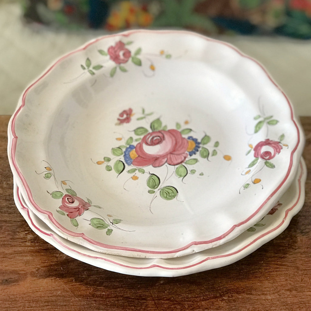 Ensemble coordonné assiette plate et assiette creuse en céramique décor vintage fleurs peint à la main diamètre de 24 cm par Hello Broc brocante en ligne