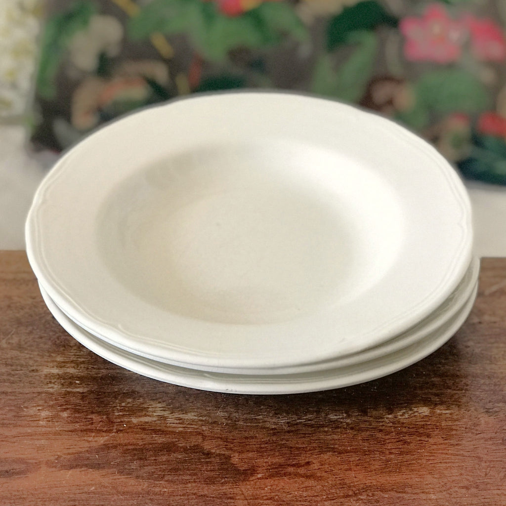 Ensemble de 3 assiettes creuses anciennes en faïence blanche diamètre 23 cm par Hello Broc brocante en ligne