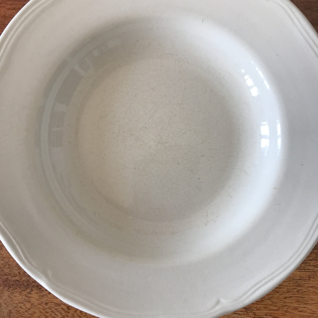 Ensemble de 3 assiettes creuses anciennes en faïence blanche diamètre 23 cm par Hello Broc brocante en ligne