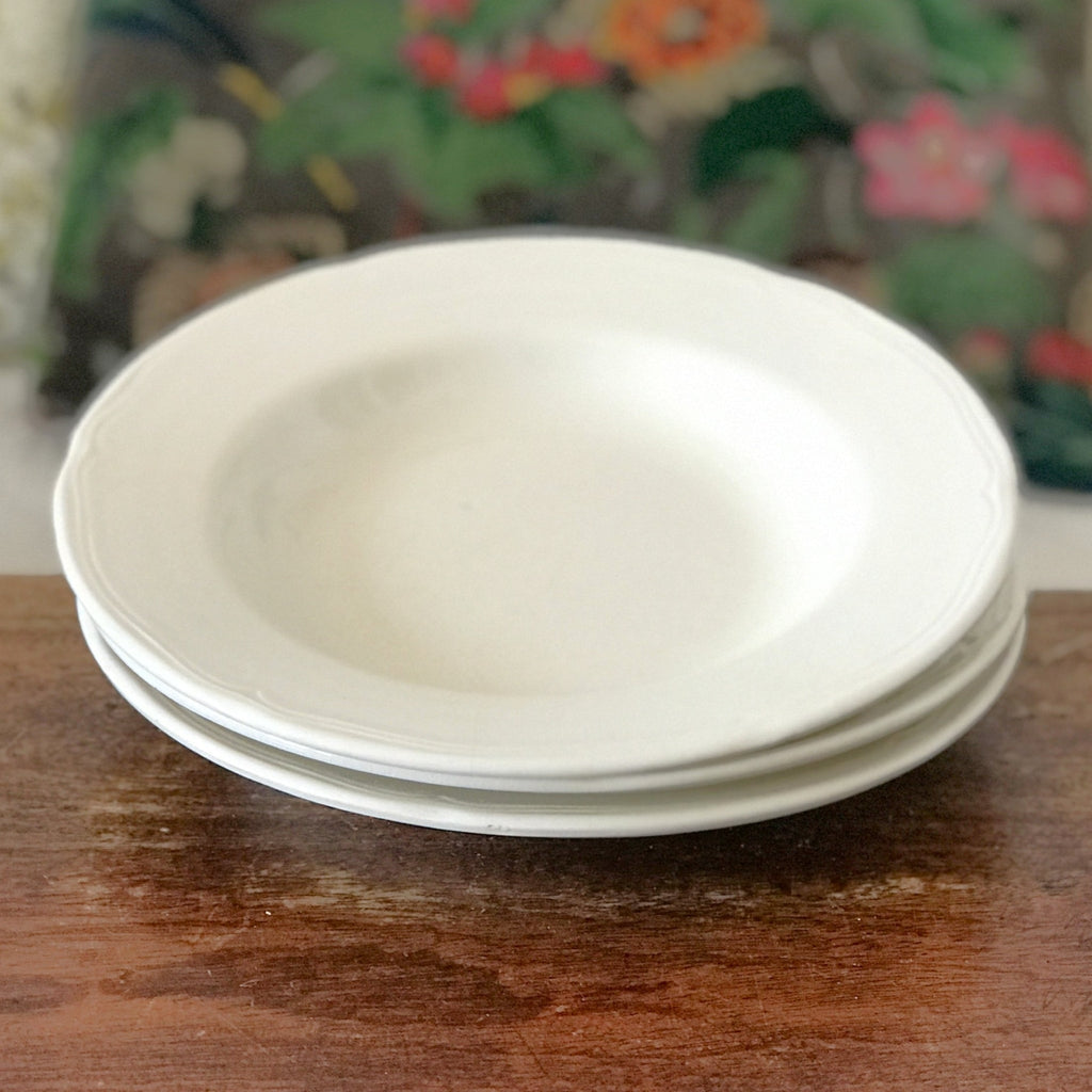 Ensemble de 3 assiettes creuses anciennes en faïence blanche diamètre 23 cm par Hello Broc brocante en ligne