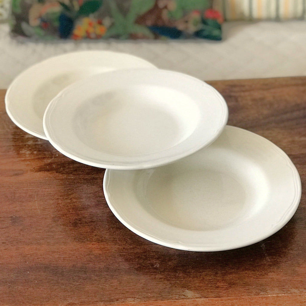 Ensemble de 3 assiettes creuses anciennes en faïence blanche diamètre 23 cm par Hello Broc brocante en ligne