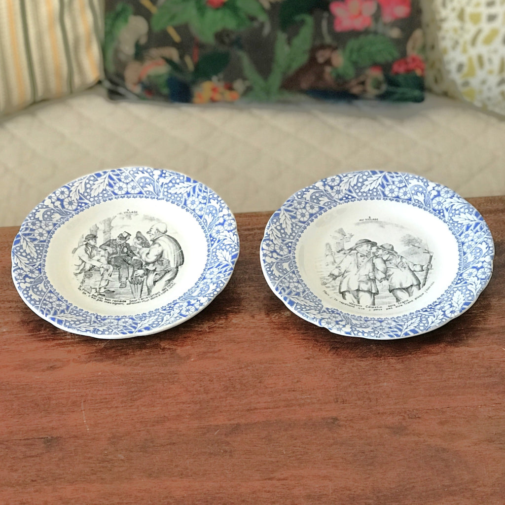 Lot de 2 assiettes anciennes parlantes en Porcelaine Opaque de Gien thème Au Village par Hello Broc brocante en ligne