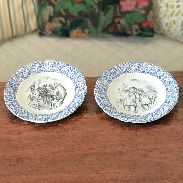 Lot de 2 assiettes anciennes parlantes en Porcelaine Opaque de Gien thème Au Village par Hello Broc brocante en ligne