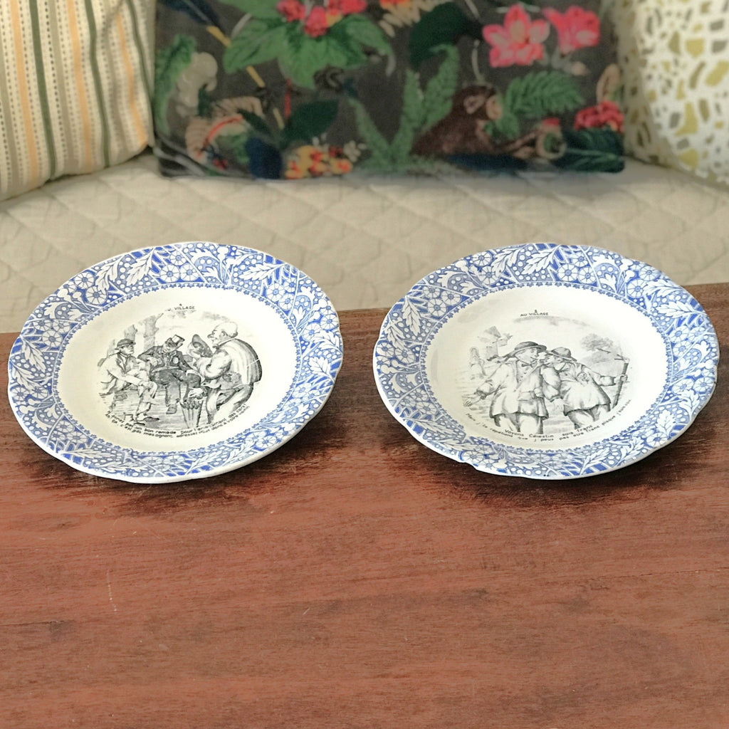 Lot de 2 assiettes anciennes parlantes en Porcelaine Opaque de Gien thème Au Village par Hello Broc brocante en ligne