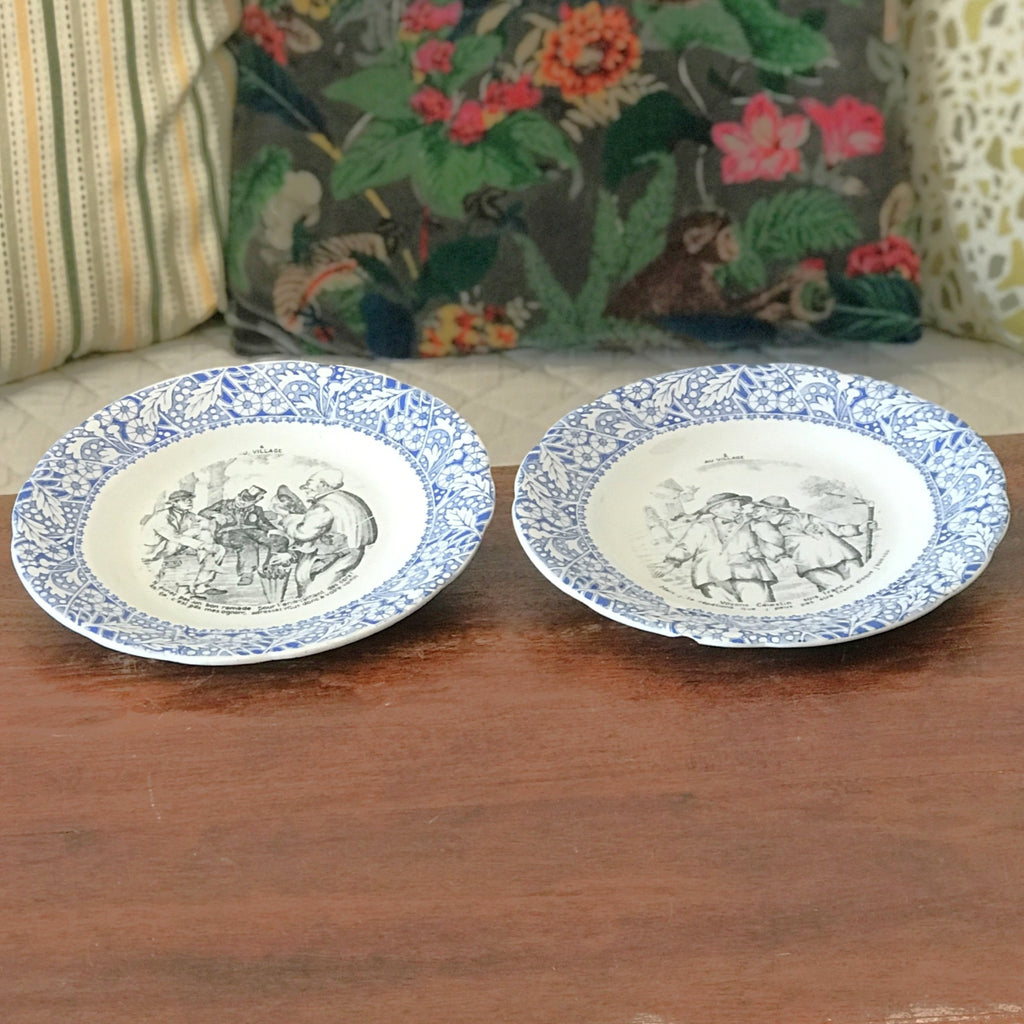 Lot de 2 assiettes anciennes parlantes en Porcelaine Opaque de Gien thème Au Village par Hello Broc brocante en ligne
