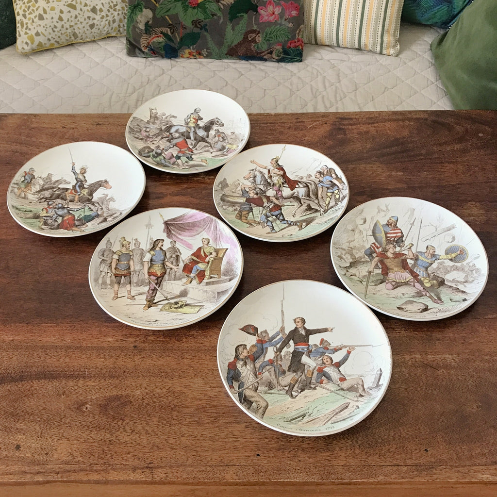 Lot de 6 assiettes anciennes de collection Terre de Fer  polychrome Creil & Montereau Nos Gloires Militaires fin du 19ème siècle diamètre de 20 cm par Hello Broc brocante en ligne 
