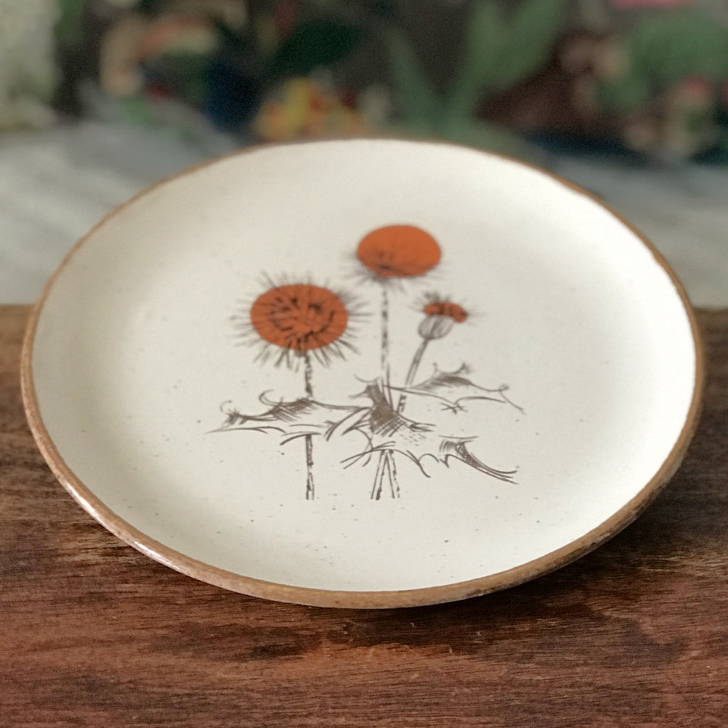 Assiette à dessert  vintage ADP mouchetées décor chardon années 70 diamètre 21 cm par Hello Broc brocante en ligne