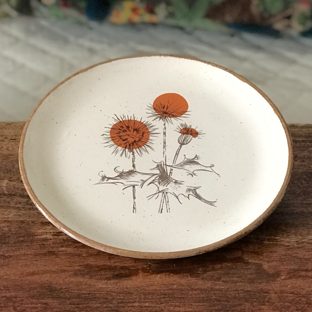 Assiette à dessert  vintage ADP mouchetées décor chardon années 70 diamètre 21 cm par Hello Broc brocante en ligne