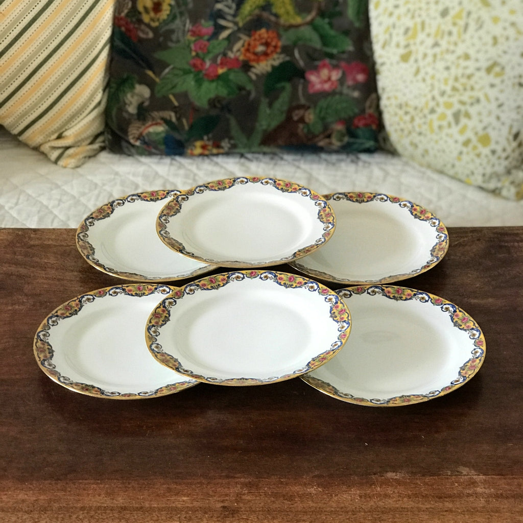 Lot de 6 assiettes à dessert en porcelaine de Limoges bordure jaune et fleurs multicolores par Hello Broc brocante en ligne