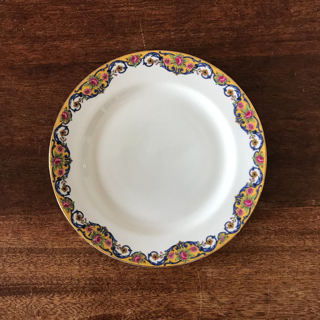 Lot de 6 assiettes à dessert en porcelaine de Limoges bordure jaune et fleurs multicolores par Hello Broc brocante en ligne