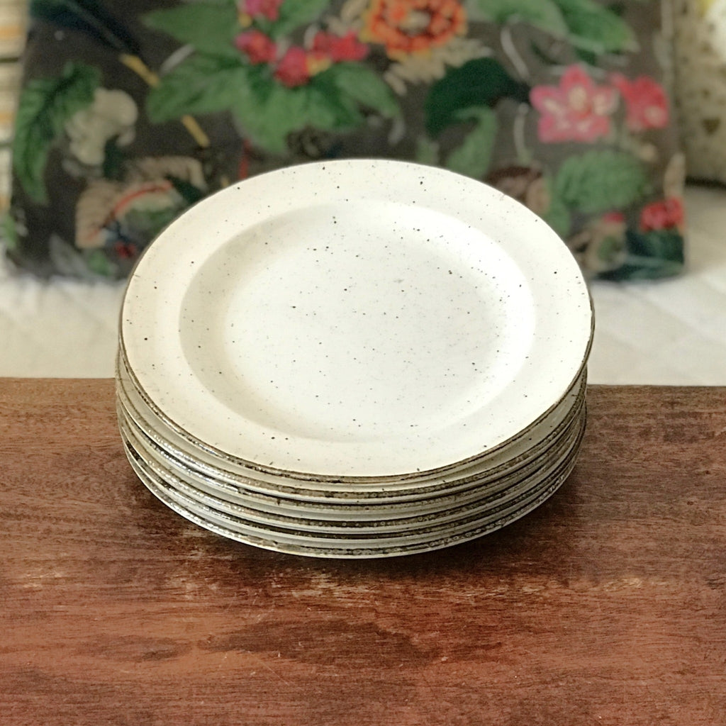 Lot de 6 assiettes à dessert en faïence à l'effet moucheté fabriquées en Angleterre par Hello Broc brocante en ligne