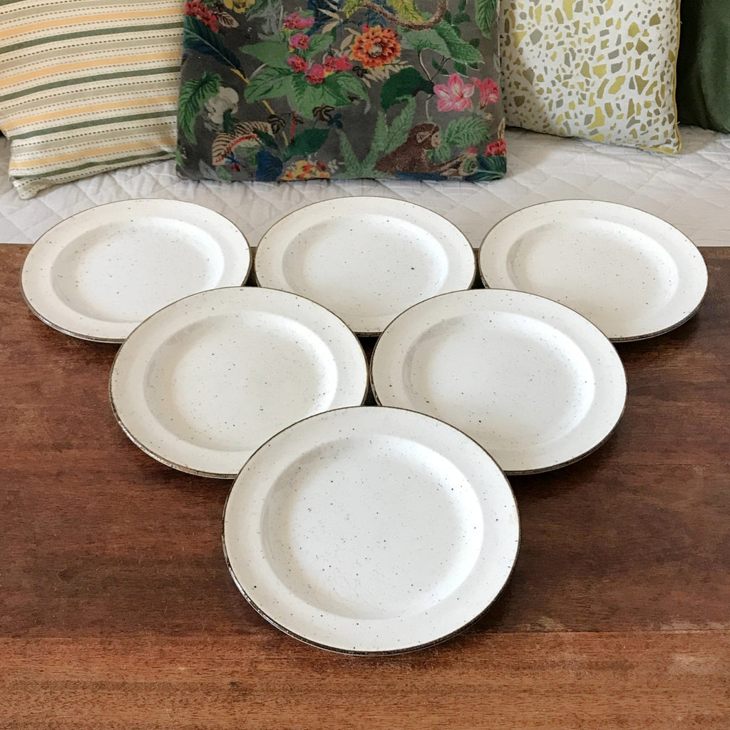 Lot de 6 assiettes à dessert en faïence à l'effet moucheté fabriquées en Angleterre par Hello Broc brocante en ligne