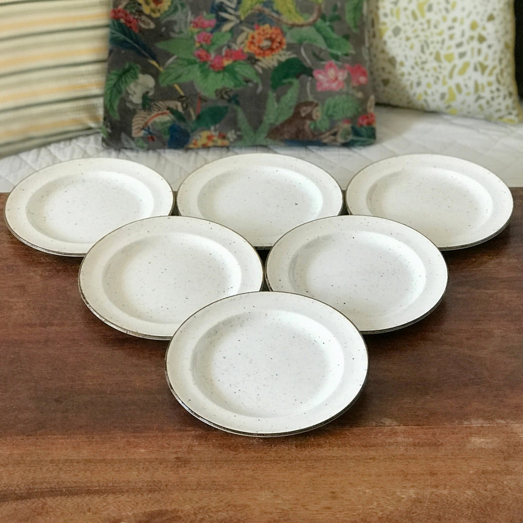 Lot de 6 assiettes à dessert en faïence à l'effet moucheté fabriquées en Angleterre par Hello Broc brocante en ligne
