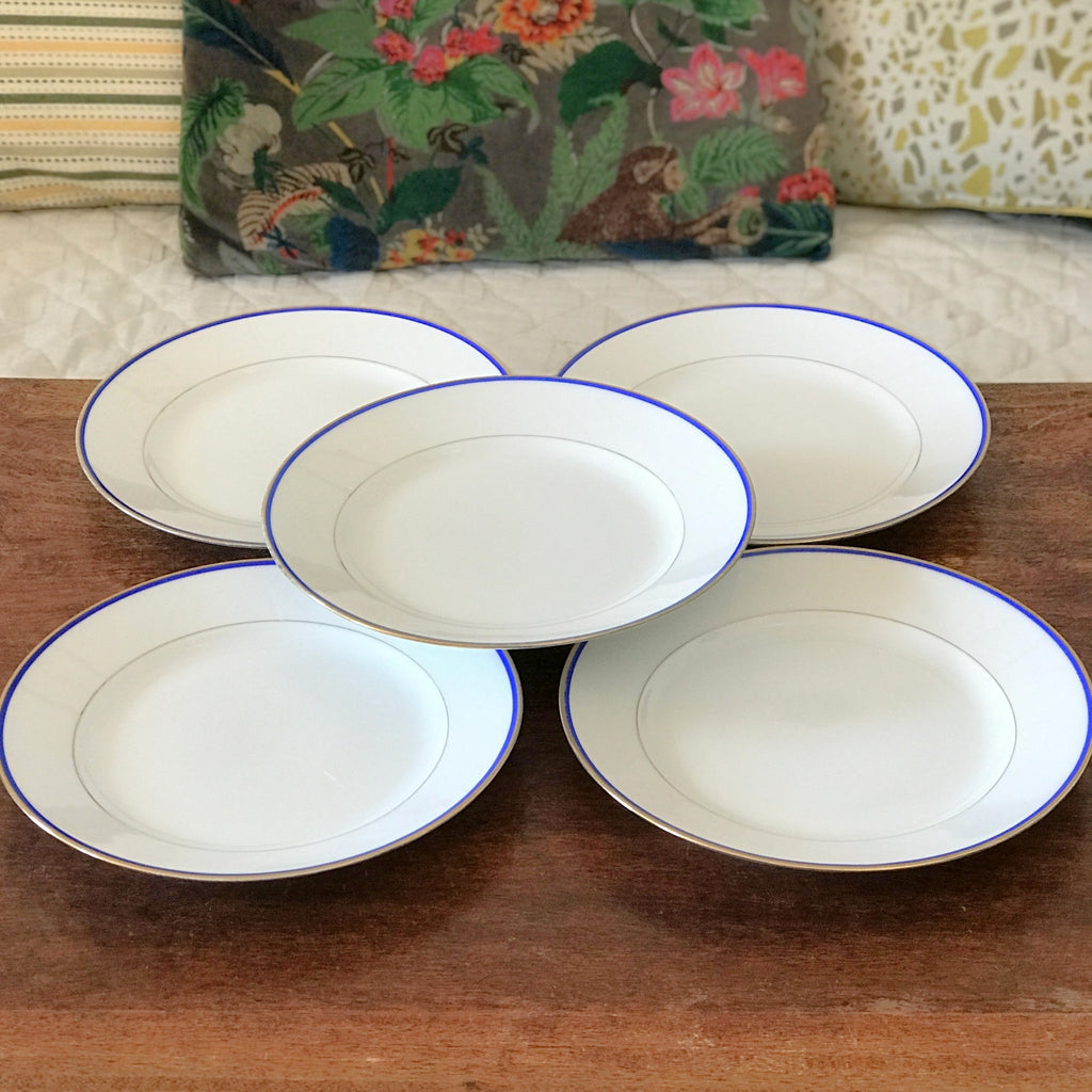 Lot de 5 assiettes à dessert en porcelaine blanche liserés doré et bleu UML France diamètre de 20,5 cm par Hello Broc brocante en ligne