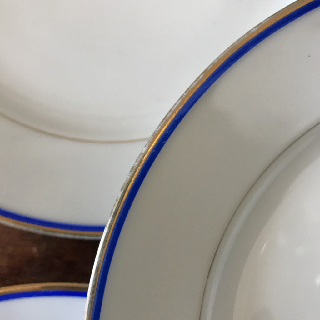 Lot de 5 assiettes à dessert en porcelaine blanche liserés doré et bleu UML France diamètre de 20,5 cm par Hello Broc brocante en ligne