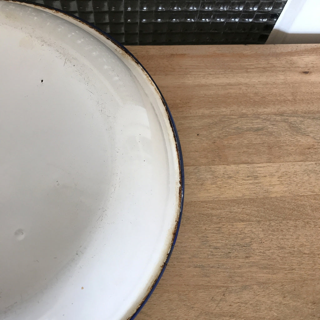 Plat de service vintage rond et creux Bumper Harvest en métal émaillé diamètre 27 cm par Hello Broc brocante en ligne