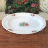 Plat ovale vintage en verre opalin blanc Arcopal décor roses rouges par Hello Broc brocante en ligne