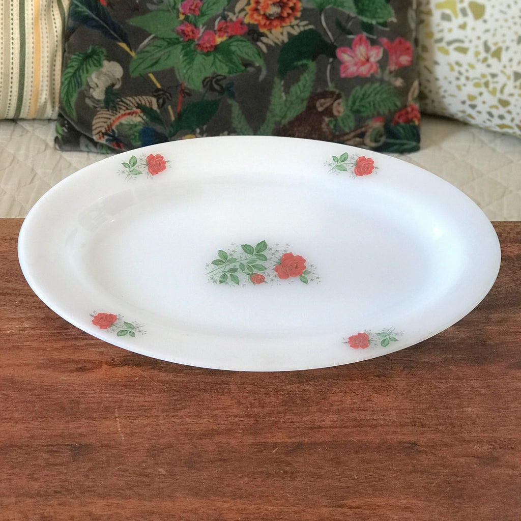 Plat ovale vintage en verre opalin blanc Arcopal décor roses rouges par Hello Broc brocante en ligne