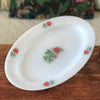 Plat ovale vintage en verre opalin blanc Arcopal décor roses rouges par Hello Broc brocante en ligne