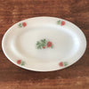 Plat ovale vintage en verre opalin blanc Arcopal décor roses rouges par Hello Broc brocante en ligne