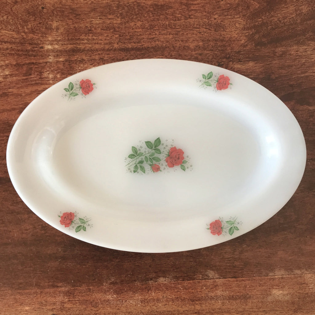 Plat ovale vintage en verre opalin blanc Arcopal décor roses rouges par Hello Broc brocante en ligne