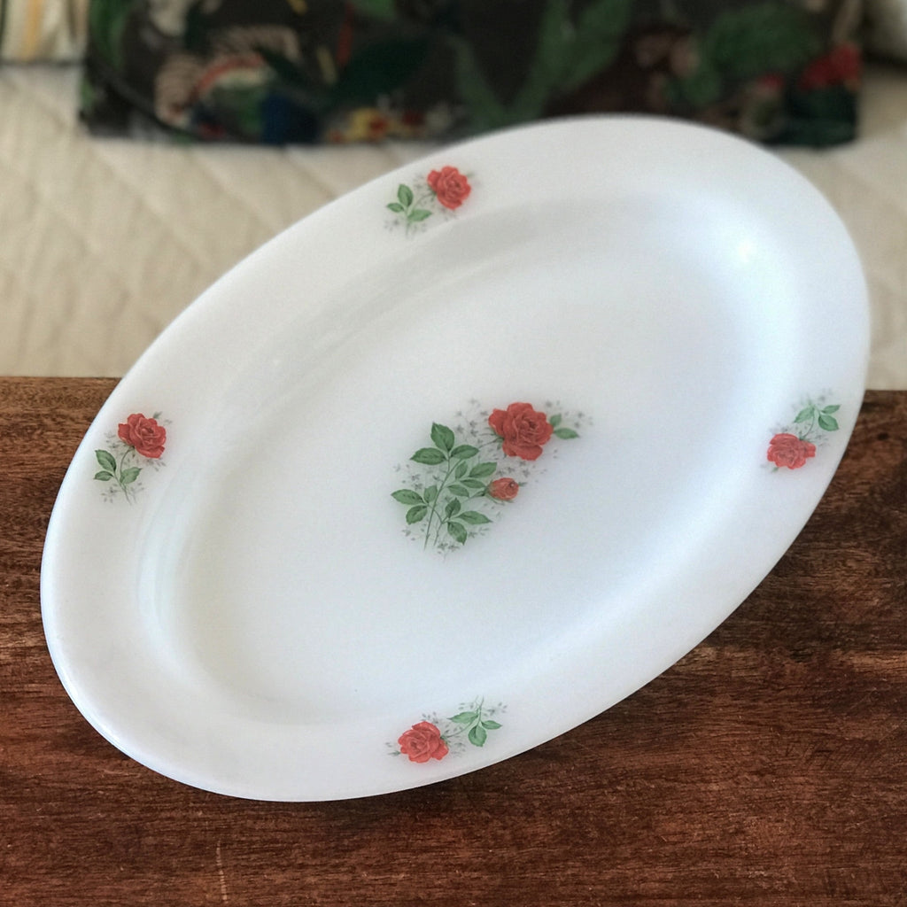 Plat ovale vintage iconique en verre opalin blanc Arcopal décor roses rouges par Hello Broc brocante en ligne