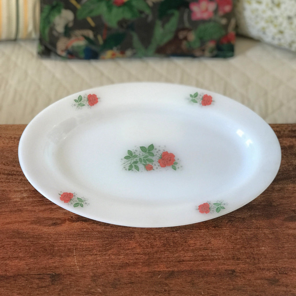 Plat ovale vintage en verre opalin blanc Arcopal décor roses rouges par Hello Broc brocante en ligne