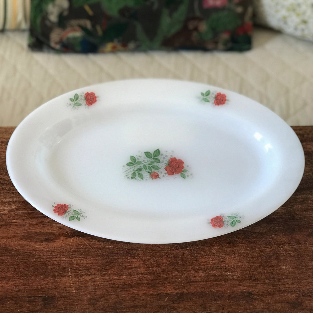 Plat ovale vintage iconique en verre opalin blanc Arcopal décor roses rouges par Hello Broc brocante en ligne