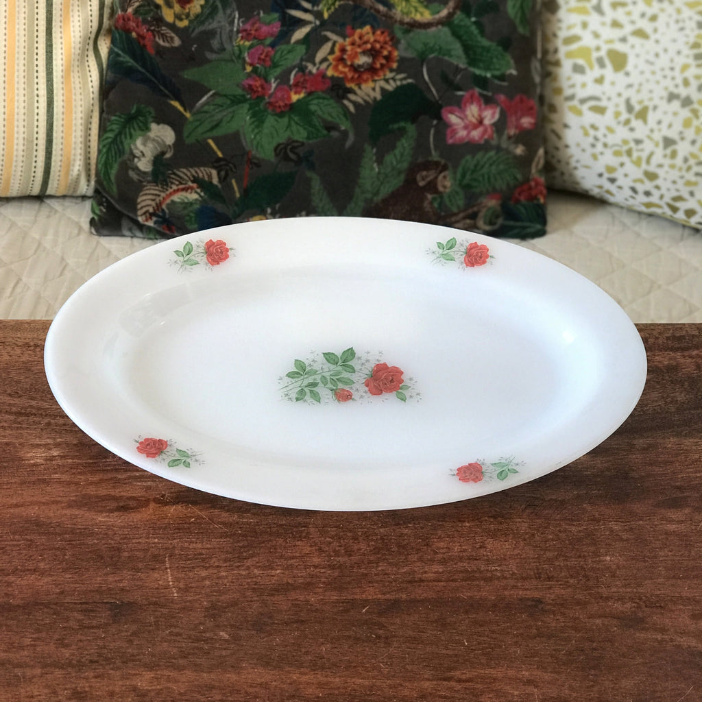 Plat ovale vintage iconique en verre opalin blanc Arcopal décor roses rouges par Hello Broc brocante en ligne