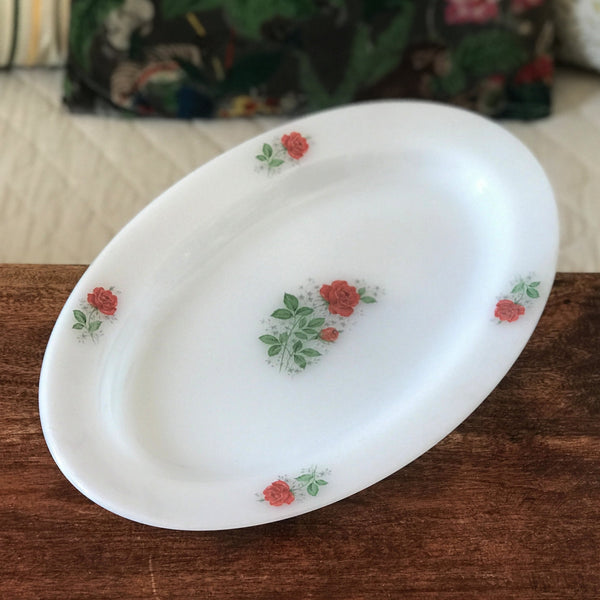 Plat ovale en verre opalin blanc Arcopal décor roses rouges par Hello Broc brocante en ligne