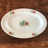Plat ovale vintage iconique en verre opalin blanc Arcopal décor roses rouges par Hello Broc brocante en ligne