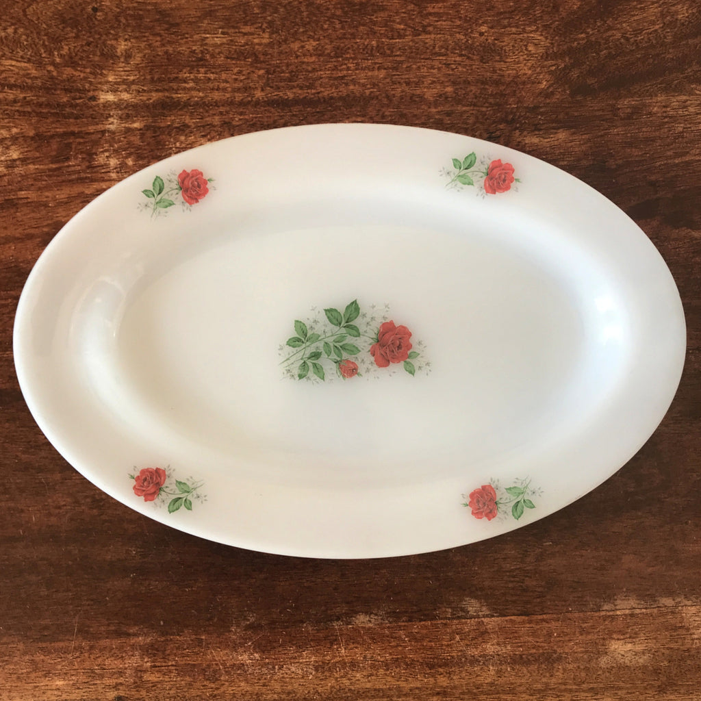 Plat ovale vintage iconique en verre opalin blanc Arcopal décor roses rouges par Hello Broc brocante en ligne