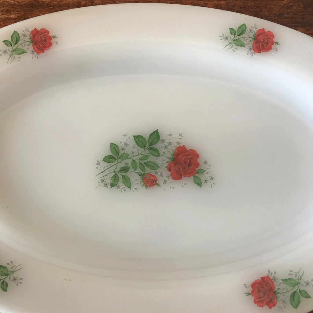 Plat ovale vintage en verre opalin blanc Arcopal décor roses rouges par Hello Broc brocante en ligne