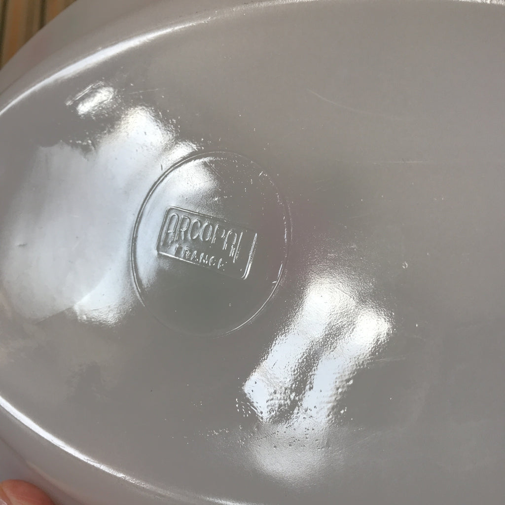 Plat ovale vintage en verre opalin blanc Arcopal décor roses rouges par Hello Broc brocante en ligne
