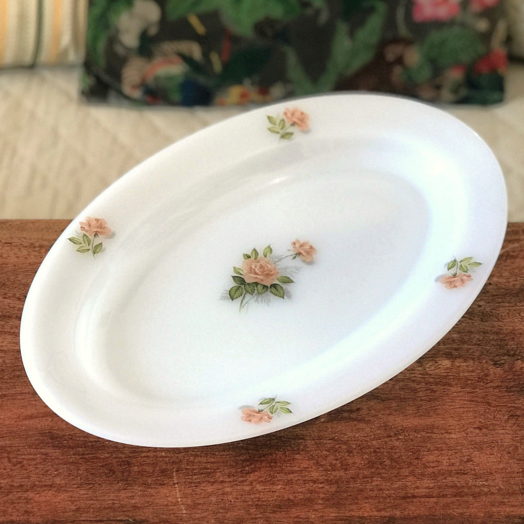 Plat de service ovale Arcopal vintage en verre opalin blanc décor rose rose années 70 / 80 par Hello Broc brocante en ligne