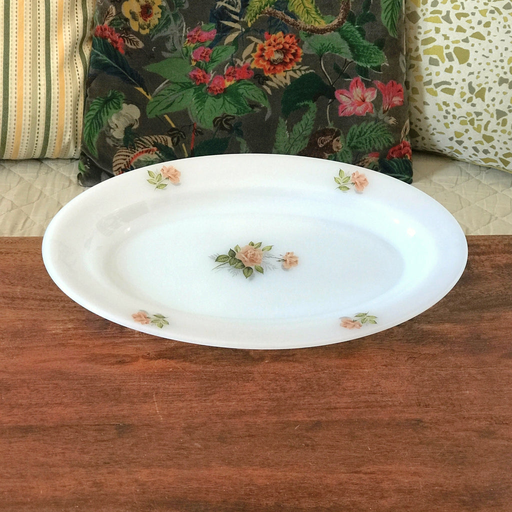Plat de service ovale Arcopal vintage en verre opalin blanc décor rose rose années 70 / 80 par Hello Broc brocante en ligne