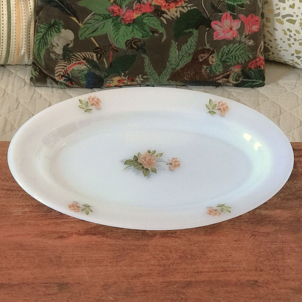 Plat de service ovale Arcopal vintage en verre opalin blanc décor rose rose années 70 / 80 par Hello Broc brocante en ligne