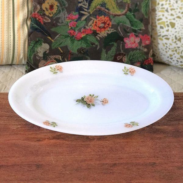 Plat de service ovale Arcopal vintage en verre opalin blanc décor rose rose années 70 / 80 par Hello Broc brocante en ligne
