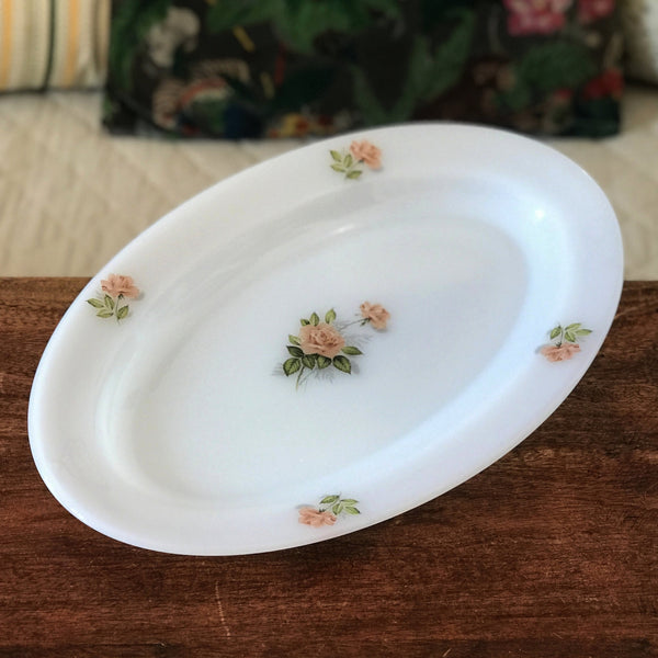 Plat de service ovale Arcopal vintage en verre opalin blanc décor rose rose années 70 / 80 par Hello Broc brocante en ligne