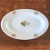 Plat de service ovale Arcopal vintage en verre opalin blanc décor rose rose années 70 / 80 par Hello Broc brocante en ligne