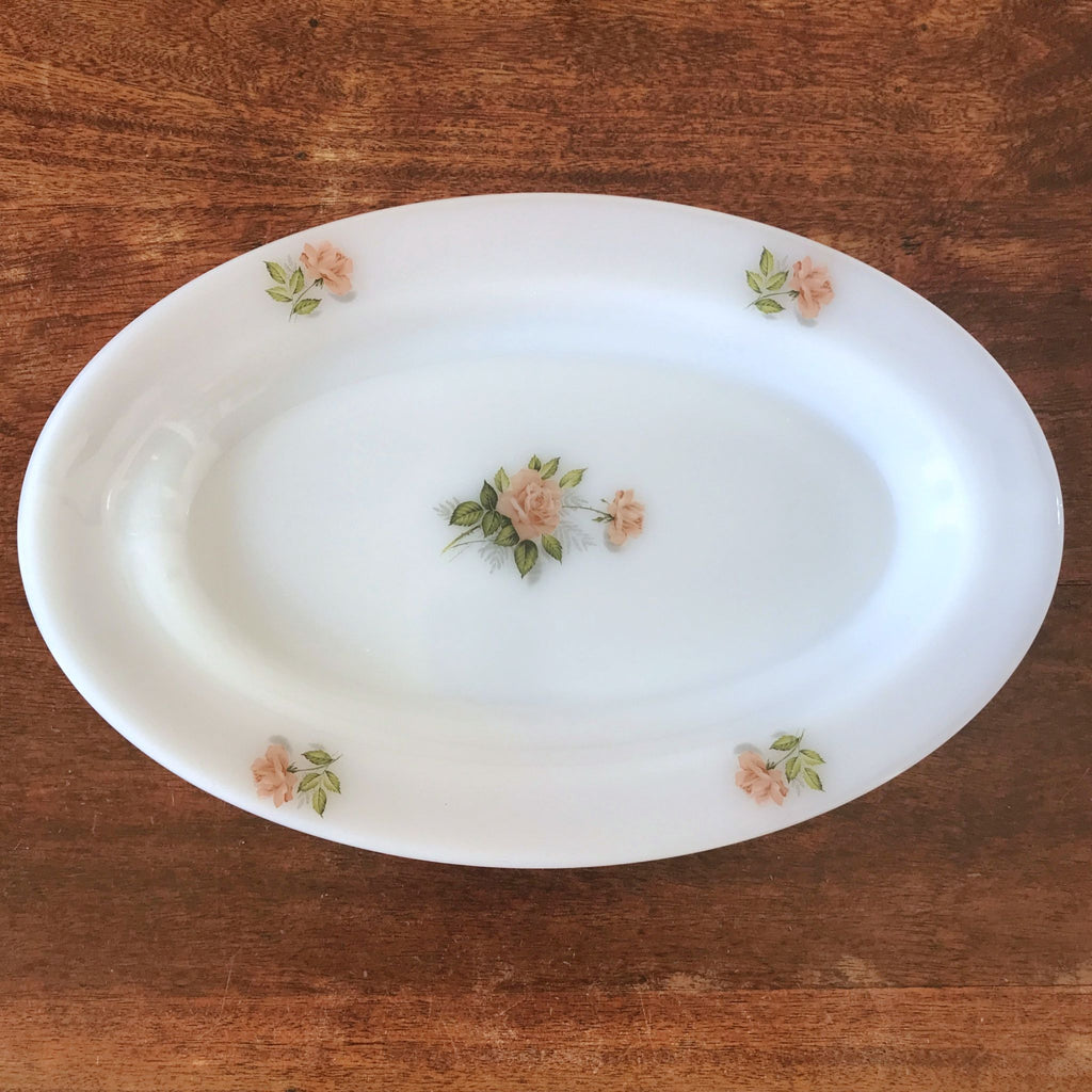 Plat de service ovale Arcopal vintage en verre opalin blanc décor rose rose années 70 / 80 par Hello Broc brocante en ligne