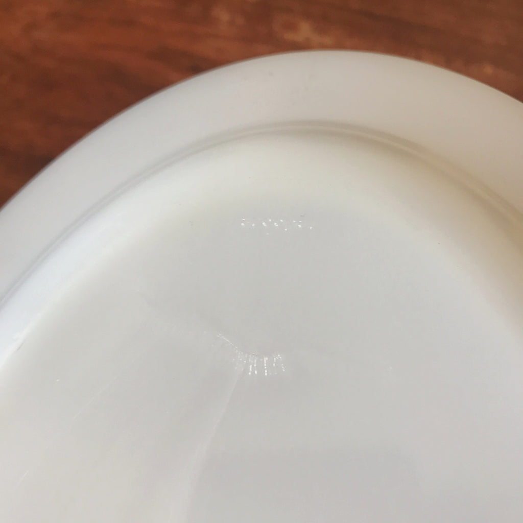 Plat de service ovale Arcopal vintage en verre opalin blanc décor rose rose années 70 / 80 par Hello Broc brocante en ligne
