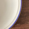 Plat de service rond et creux en porcelaine blanche liserés doré et bleu UML France par Hello Broc brocante en ligne