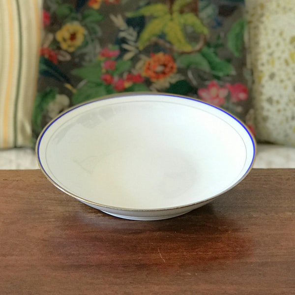 Plat de service rond et creux en porcelaine blanche liserés doré et bleu UML France par Hello Broc brocante en ligne