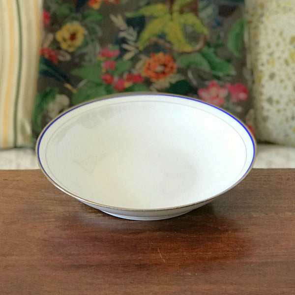 Plat de service rond et creux en porcelaine blanche liserés doré et bleu UML France par Hello Broc brocante en ligne