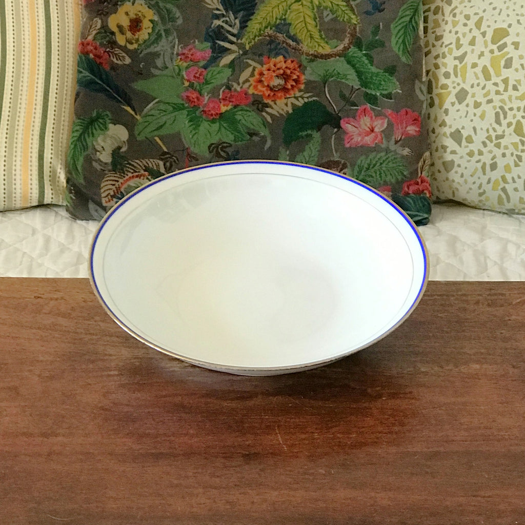 Plat de service rond et creux en porcelaine blanche liserés doré et bleu UML France par Hello Broc brocante en ligne
