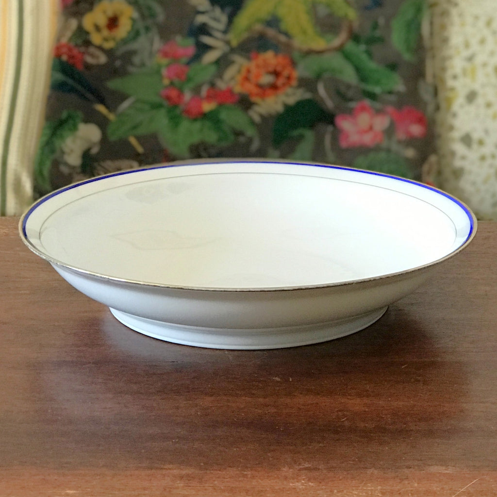 Plat de service rond et creux en porcelaine blanche liserés doré et bleu UML France par Hello Broc brocante en ligne
