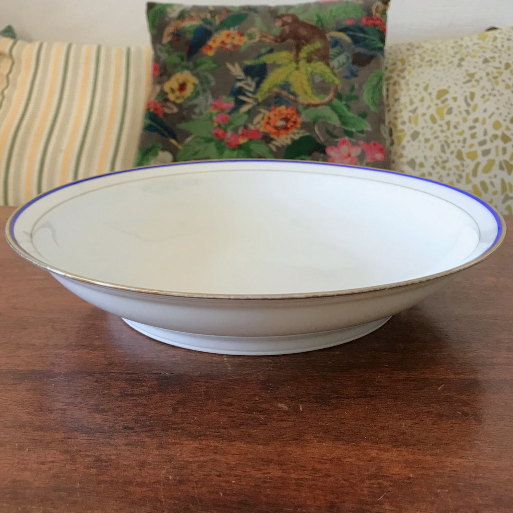 Plat de service rond et creux en porcelaine blanche liserés doré et bleu UML France par Hello Broc brocante en ligne