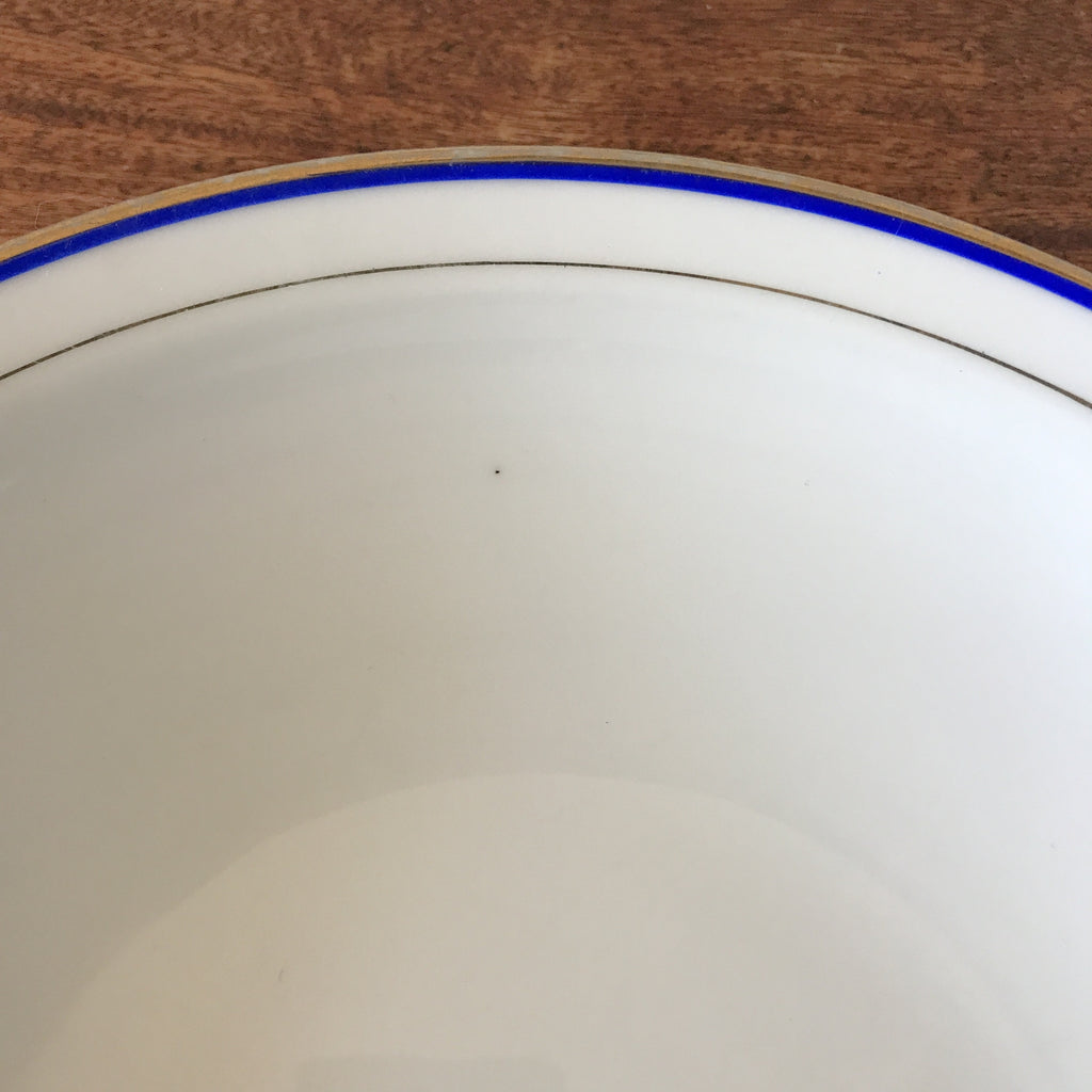 Plat de service rond et creux en porcelaine blanche liserés doré et bleu UML France par Hello Broc brocante en ligne